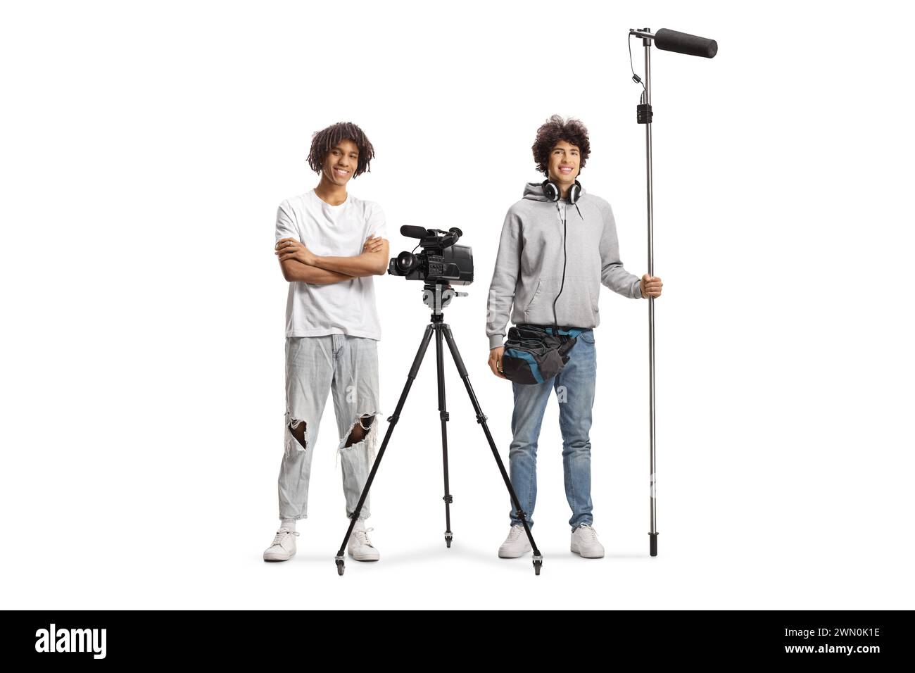 Gli operatori dell'asta portamicrofono e della fotocamera tengono in mano un microfono e sorridono isolato su sfondo bianco Foto Stock