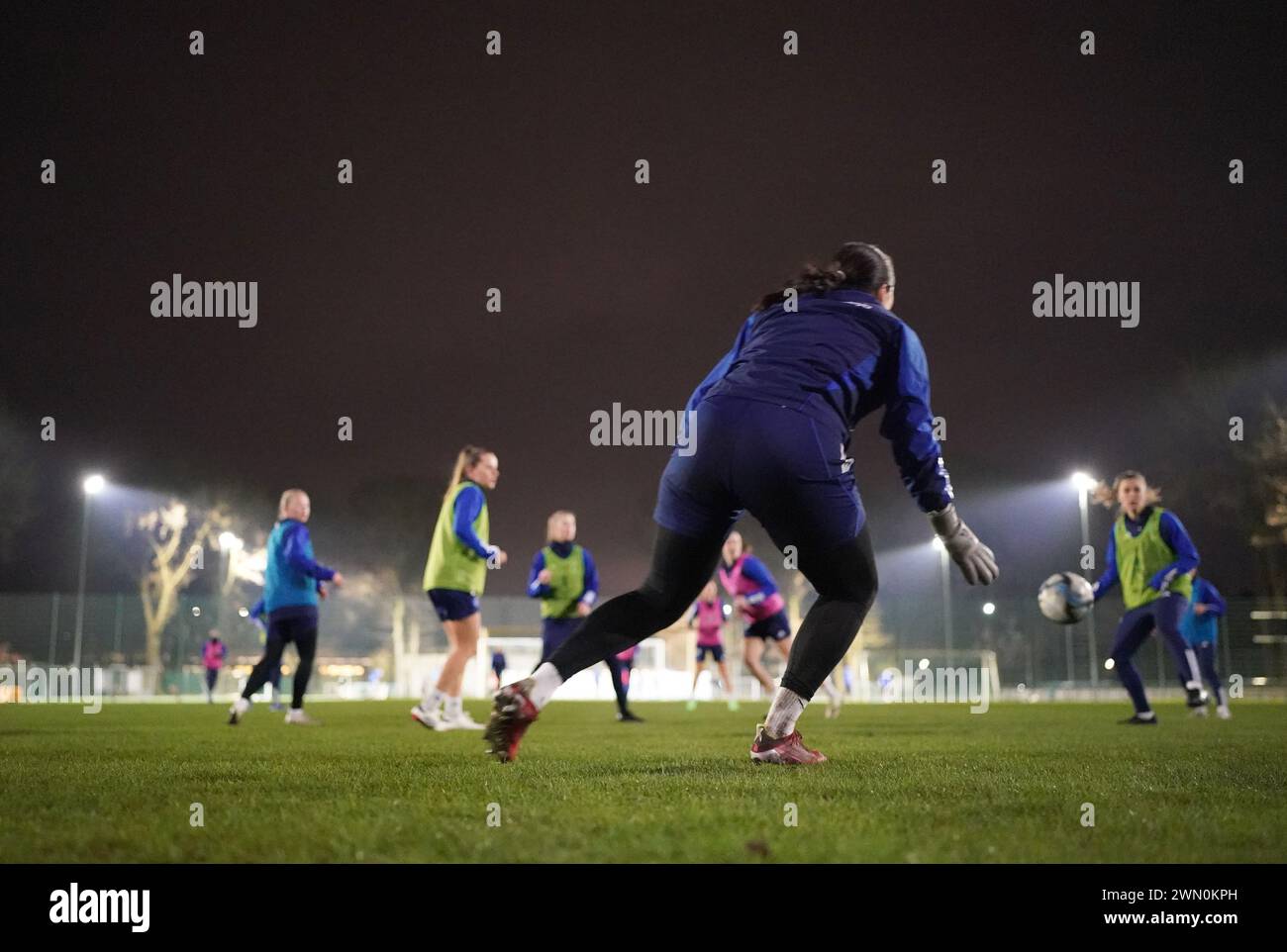 Norderstedt, Germania. 27 febbraio 2024. I giocatori si allenano presso la struttura sportiva Paul Hauenschild dell'Hamburger SV. Dopo la promozione in seconda divisione, le calciatrici femminili dell'Hamburger SV potevano arrivare in prima divisione. Il club ha ora la possibilità di ristabilire Amburgo come città di calcio femminile. Credito: Marcus Brandt/dpa - NOTA IMPORTANTE: In conformità con le normative della DFL German Football League e della DFB German Football Association, è vietato utilizzare o far utilizzare fotografie scattate nello stadio e/o della partita nel/dpa/Alamy Live News Foto Stock Norderstedt, Germania. 27 febbraio 2024. I giocatori si allenano presso la struttura sportiva Paul Hauenschild dell'Hamburger SV. Dopo la promozione in seconda divisione, le calciatrici femminili dell'Hamburger SV potevano arrivare in prima divisione. Il club ha ora la possibilità di ristabilire Amburgo come città di calcio femminile. Credito: Marcus Brandt/dpa - NOTA IMPORTANTE: In conformità con le normative della DFL German Football League e della DFB German Football Association, è vietato utilizzare o far utilizzare fotografie scattate nello stadio e/o della partita nel/dpa/Alamy Live News Foto Stock