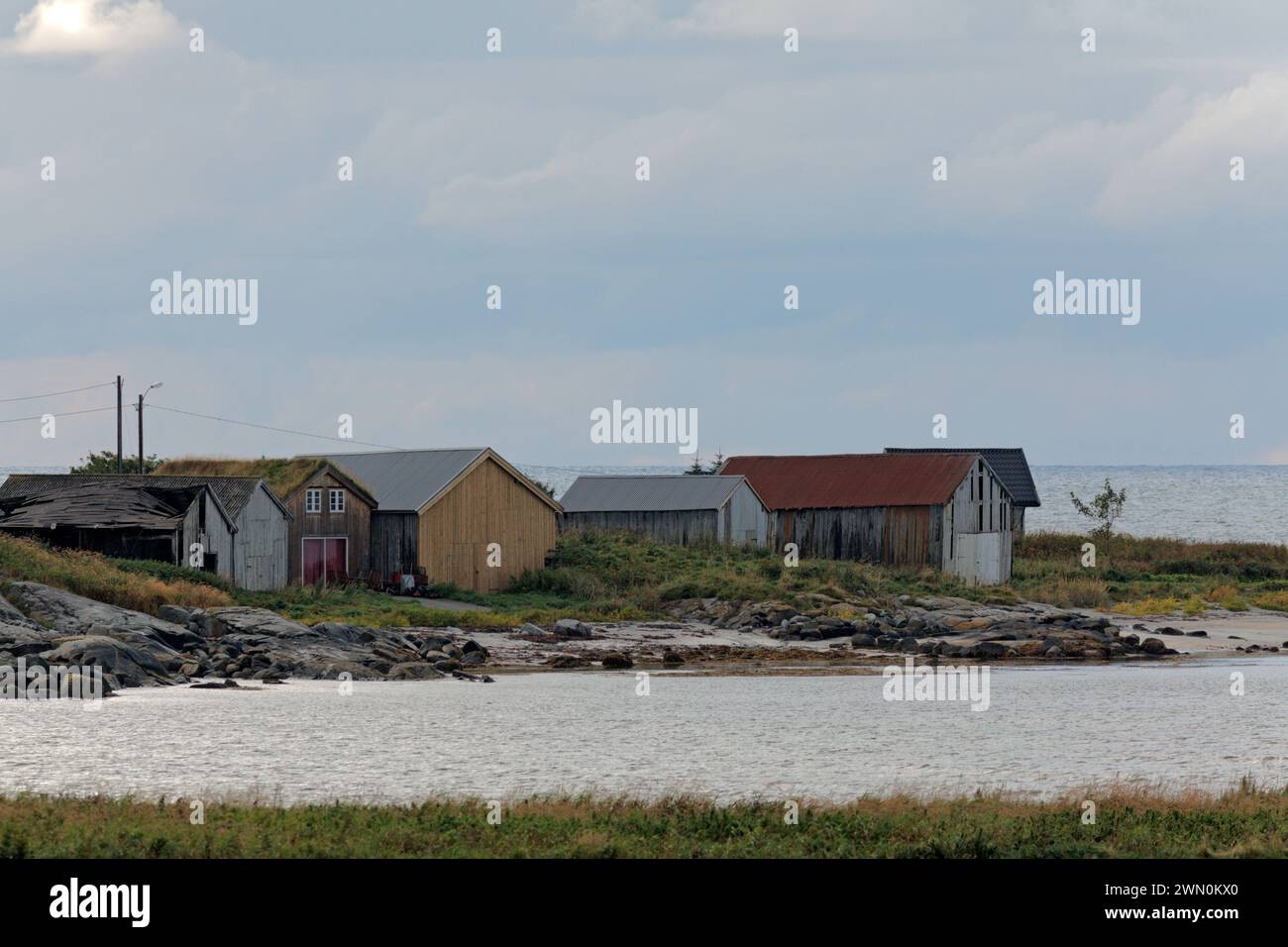 Le case delle barche si affacciano ad ovest verso il Mare del Nord da Giske, Norvegia Foto Stock