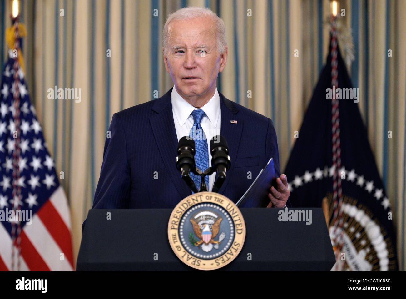 Washington, Stati Uniti. 28 febbraio 2024. Il presidente DEGLI STATI UNITI Joe Biden fa delle osservazioni sulle sue azioni per combattere il crimine nella State Dining Room alla Casa Bianca di Washington il 28 febbraio 2024. Foto di Yuri Gripas/Pool/Sipa USA credito: SIPA USA/Alamy Live News Foto Stock