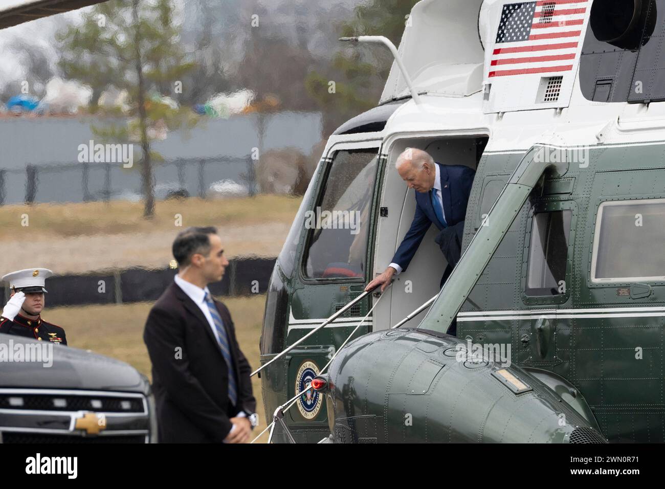 Il presidente degli Stati Uniti Joe Biden arriva via Marine One per il suo fisico al Walter Reed National Military Medical Center di Bethesda, MD, 28 febbraio 2024. Credito: Chris Kleponis/Pool via CNP/MediaPunch Foto Stock