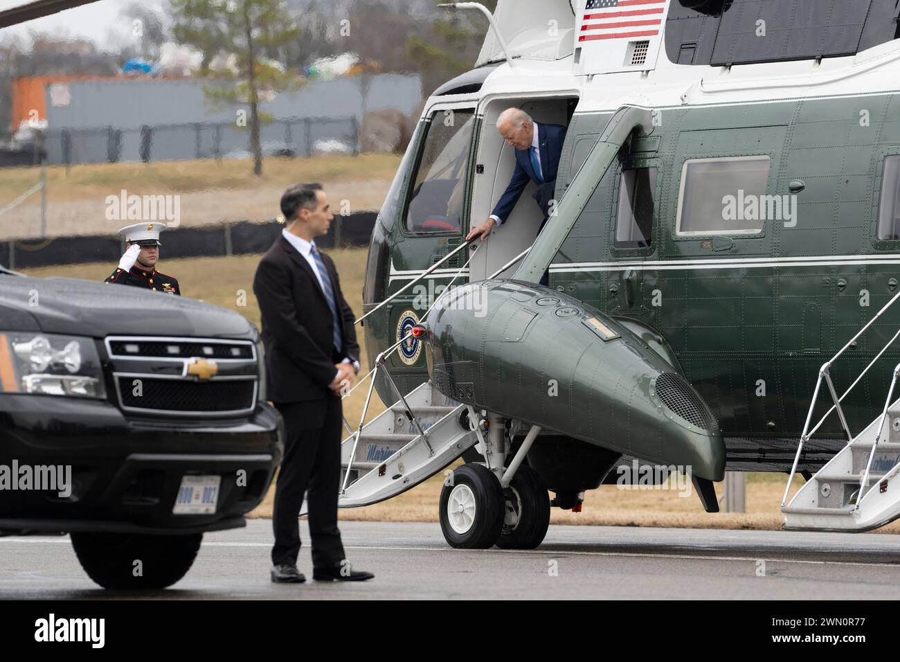 Il presidente degli Stati Uniti Joe Biden arriva via Marine One per il suo fisico al Walter Reed National Military Medical Center di Bethesda, MD, 28 febbraio 2024. Credito: Chris Kleponis/Pool via CNP/MediaPunch Foto Stock