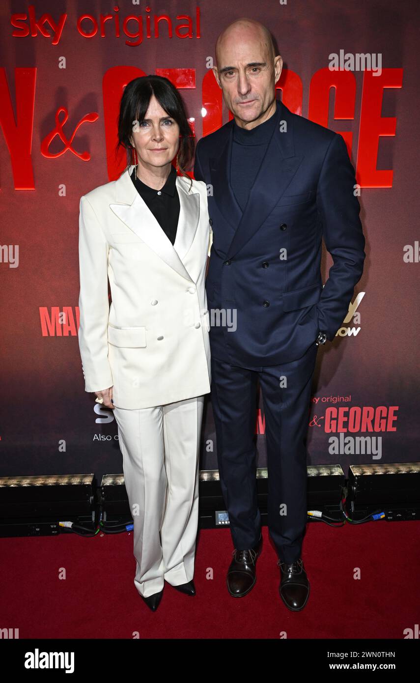 Londra, Regno Unito. 28 febbraio 2024. Liza Marshall e Mark strong arrivano alla Mary and George UK Premiere, Banqueting House, Whitehall. Crediti: Doug Peters/EMPICS/Alamy Live News Foto Stock