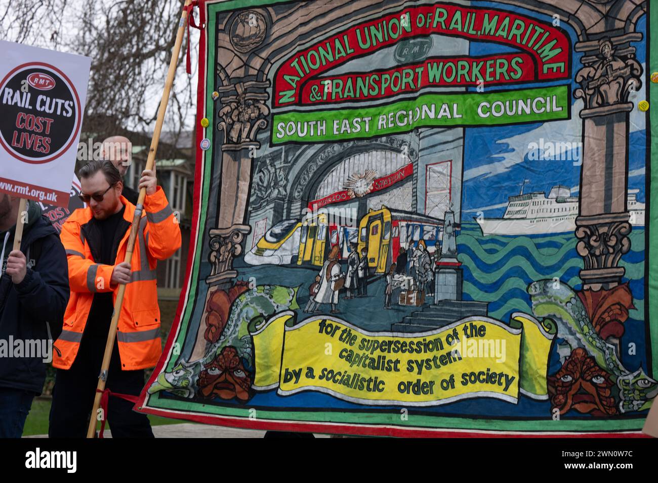 Londra, Regno Unito. 28 febbraio 2024. Raduno del National Union of Rail, Maritime and Transport Workers (RMT) a Old Palace Yard, sulla disputa dei lavoratori ferroviari in corso credito: Ian Davidson/Alamy Live News Foto Stock