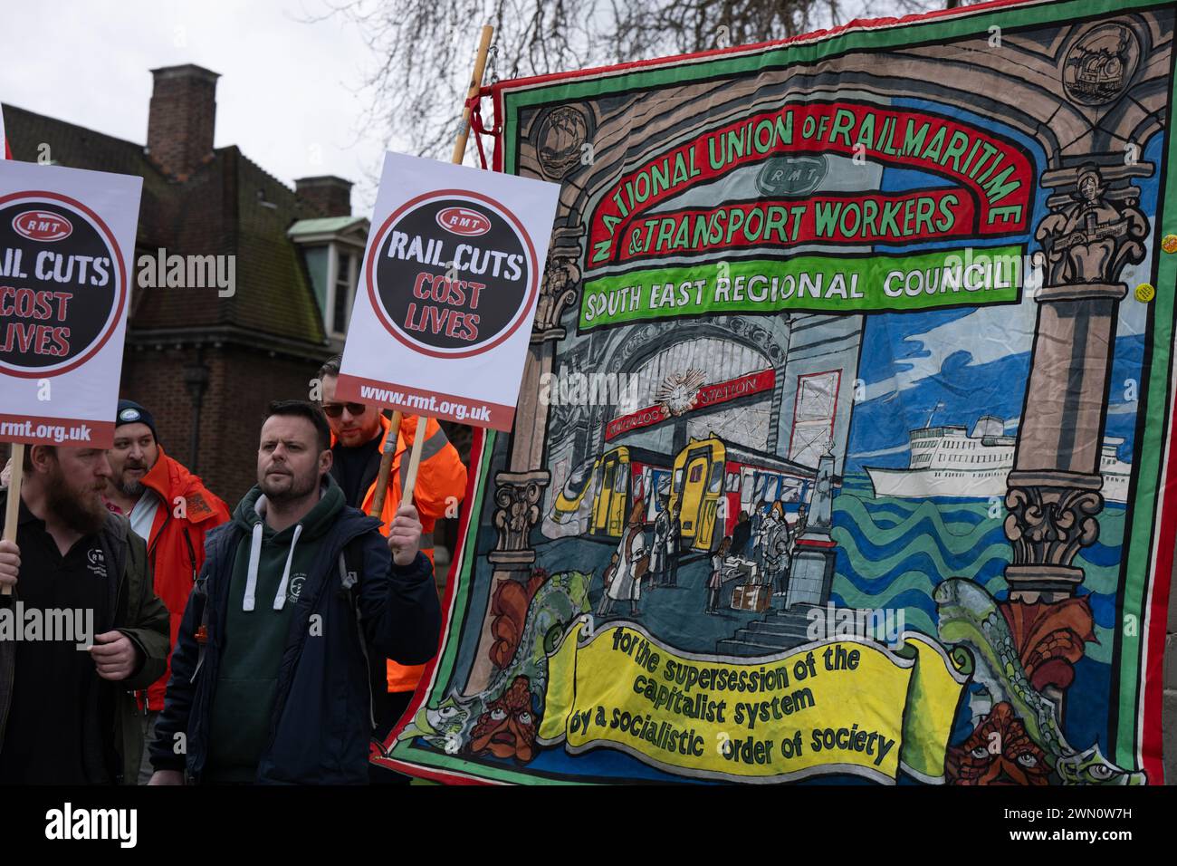 Londra, Regno Unito. 28 febbraio 2024. Raduno del National Union of Rail, Maritime and Transport Workers (RMT) a Old Palace Yard, sulla disputa dei lavoratori ferroviari in corso credito: Ian Davidson/Alamy Live News Foto Stock
