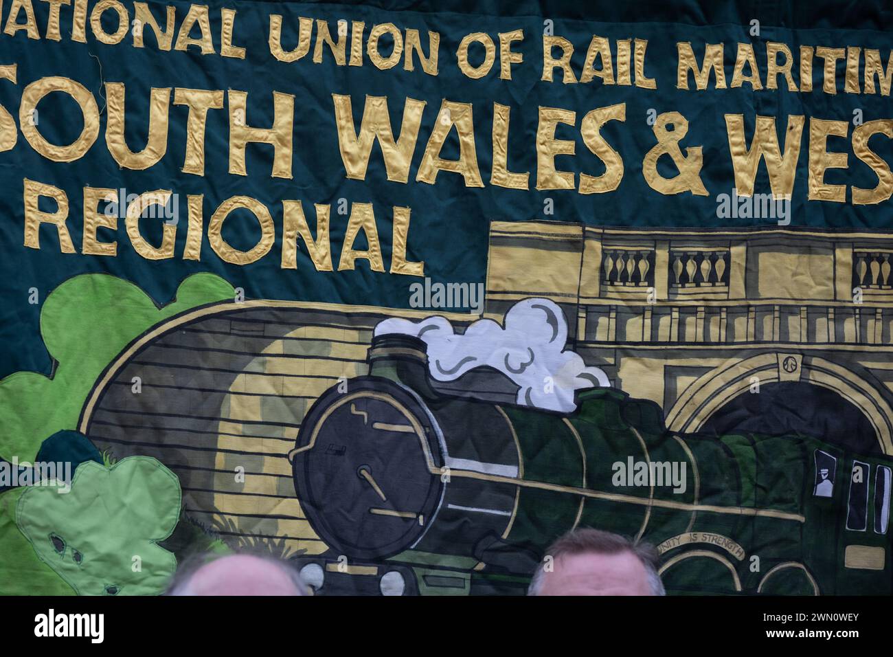 Londra, Regno Unito. 28 febbraio 2024. Raduno del National Union of Rail, Maritime and Transport Workers (RMT) a Old Palace Yard, sulla disputa dei lavoratori ferroviari in corso credito: Ian Davidson/Alamy Live News Foto Stock