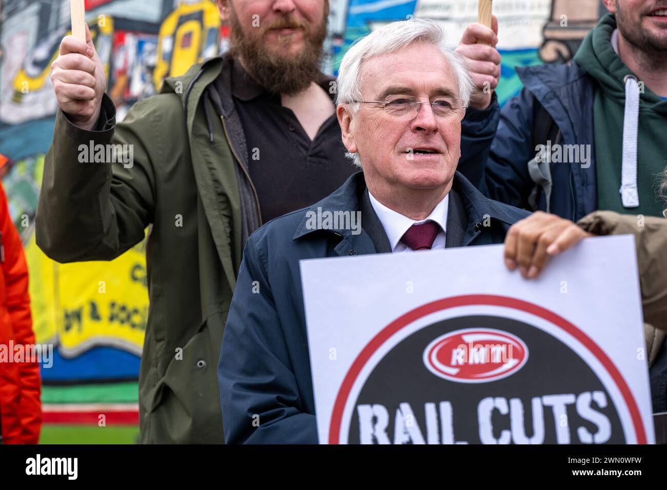 Londra, Regno Unito. 28 febbraio 2024. Raduno del National Union of Rail, Maritime and Transport Workers (RMT) a Old Palace Yard, sulla disputa in corso sui lavoratori ferroviari John McDonnell MP credito: Ian Davidson/Alamy Live News Foto Stock