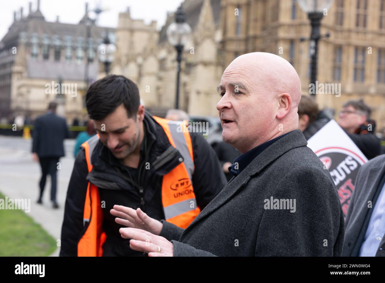 Londra, Regno Unito. 28 febbraio 2024. Raduno del National Union of Rail, Maritime and Transport Workers (RMT) a Old Palace Yard, sulla disputa dei lavoratori ferroviari in corso Mike Lynch, credito: Ian Davidson/Alamy Live News Foto Stock
