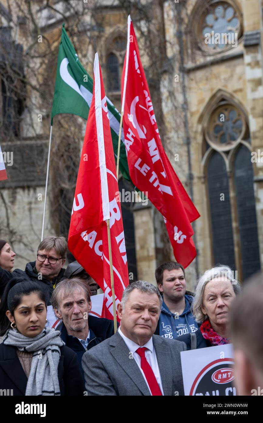 Londra, Regno Unito. 28 febbraio 2024. Raduno del National Union of Rail, Maritime and Transport Workers (RMT) a Old Palace Yard, sulla disputa dei lavoratori ferroviari in corso credito: Ian Davidson/Alamy Live News Foto Stock