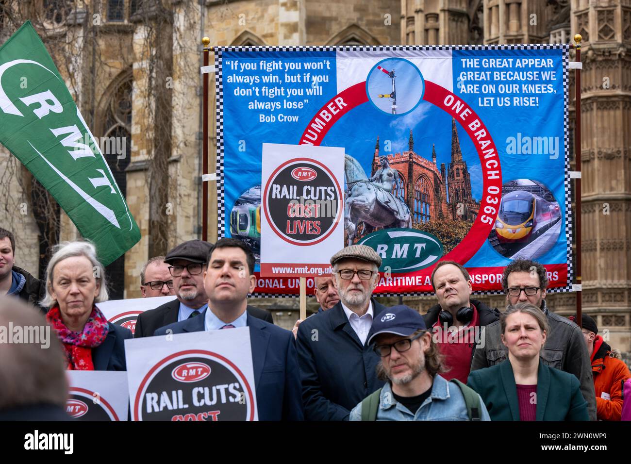 Londra, Regno Unito. 28 febbraio 2024. Raduno del National Union of Rail, Maritime and Transport Workers (RMT) a Old Palace Yard, sulla disputa dei lavoratori ferroviari in corso credito: Ian Davidson/Alamy Live News Foto Stock