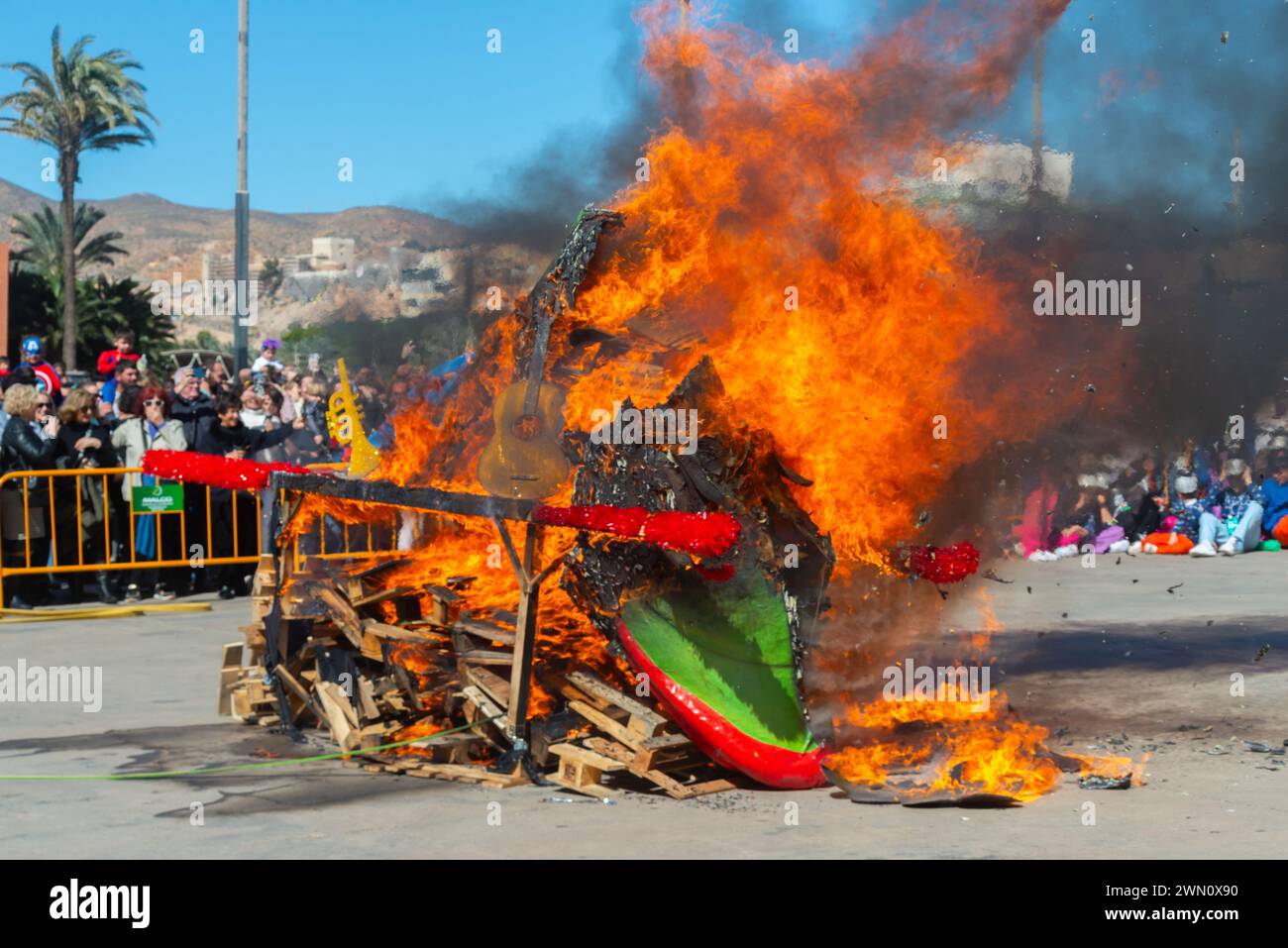 ALMERIA, SPAGNA - 28 FEBBRAIO 2024 la sepoltura della sardina che pose fine al carnevale nella città spagnola di Almeria, dove la sardina fu bruciata in fr Foto Stock