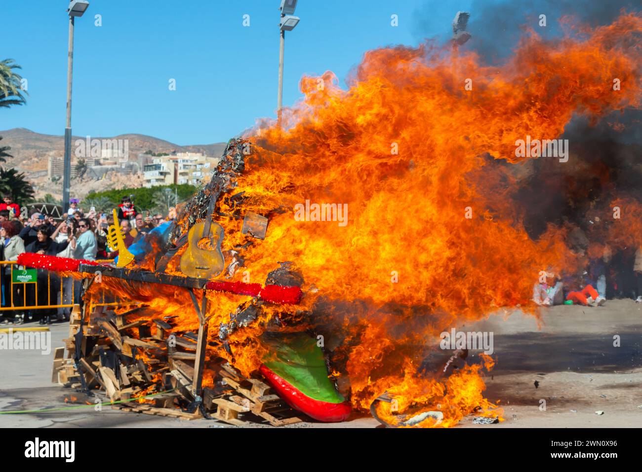ALMERIA, SPAGNA - 28 FEBBRAIO 2024 la sepoltura della sardina che pose fine al carnevale nella città spagnola di Almeria, dove la sardina fu bruciata in fr Foto Stock