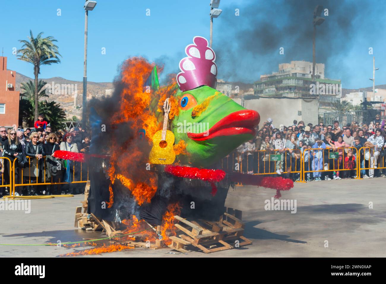 ALMERIA, SPAGNA - 28 FEBBRAIO 2024 la sepoltura della sardina che pose fine al carnevale nella città spagnola di Almeria, dove la sardina fu bruciata in fr Foto Stock