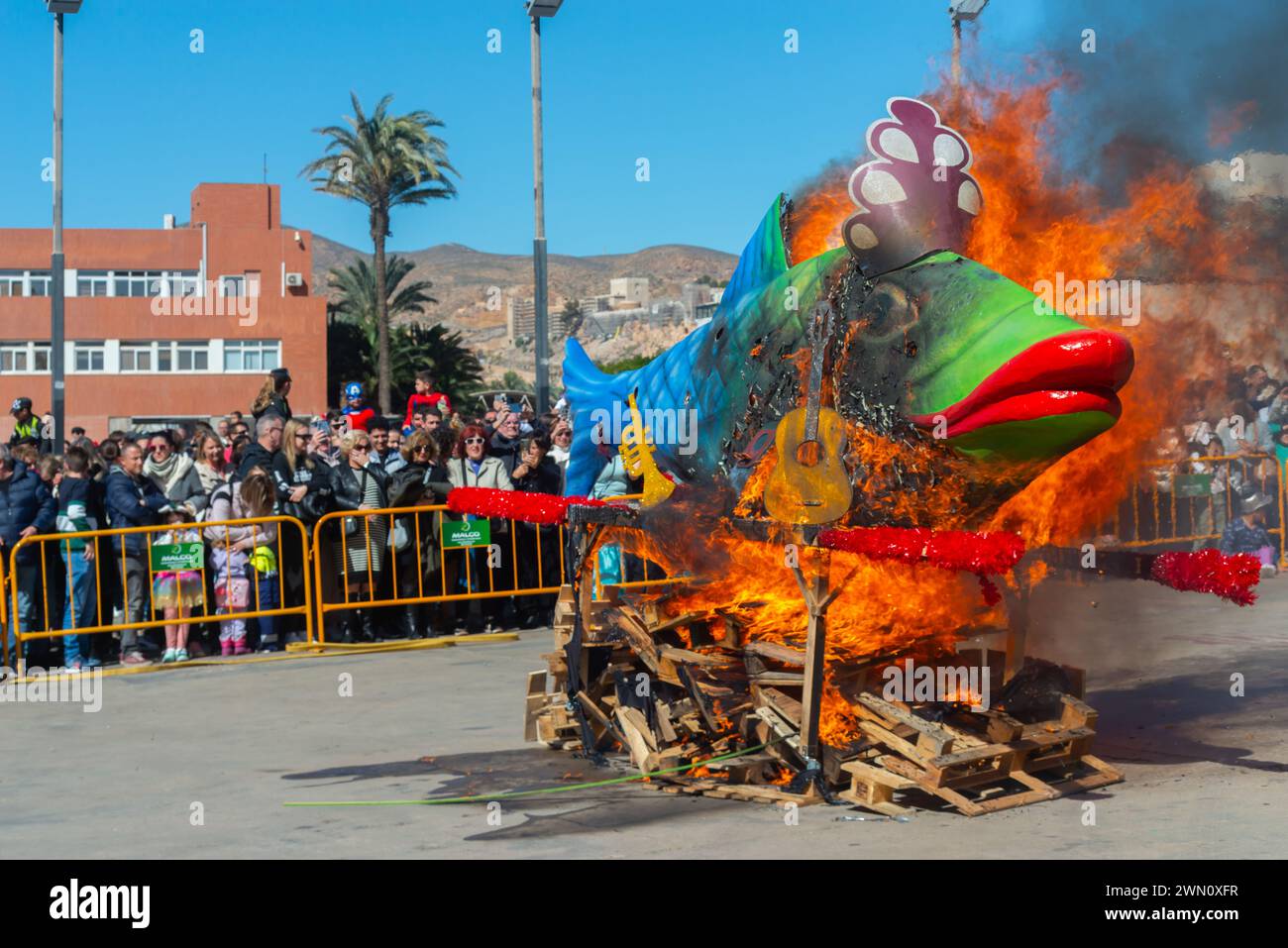 ALMERIA, SPAGNA - 28 FEBBRAIO 2024 la sepoltura della sardina che pose fine al carnevale nella città spagnola di Almeria, dove la sardina fu bruciata in fr Foto Stock