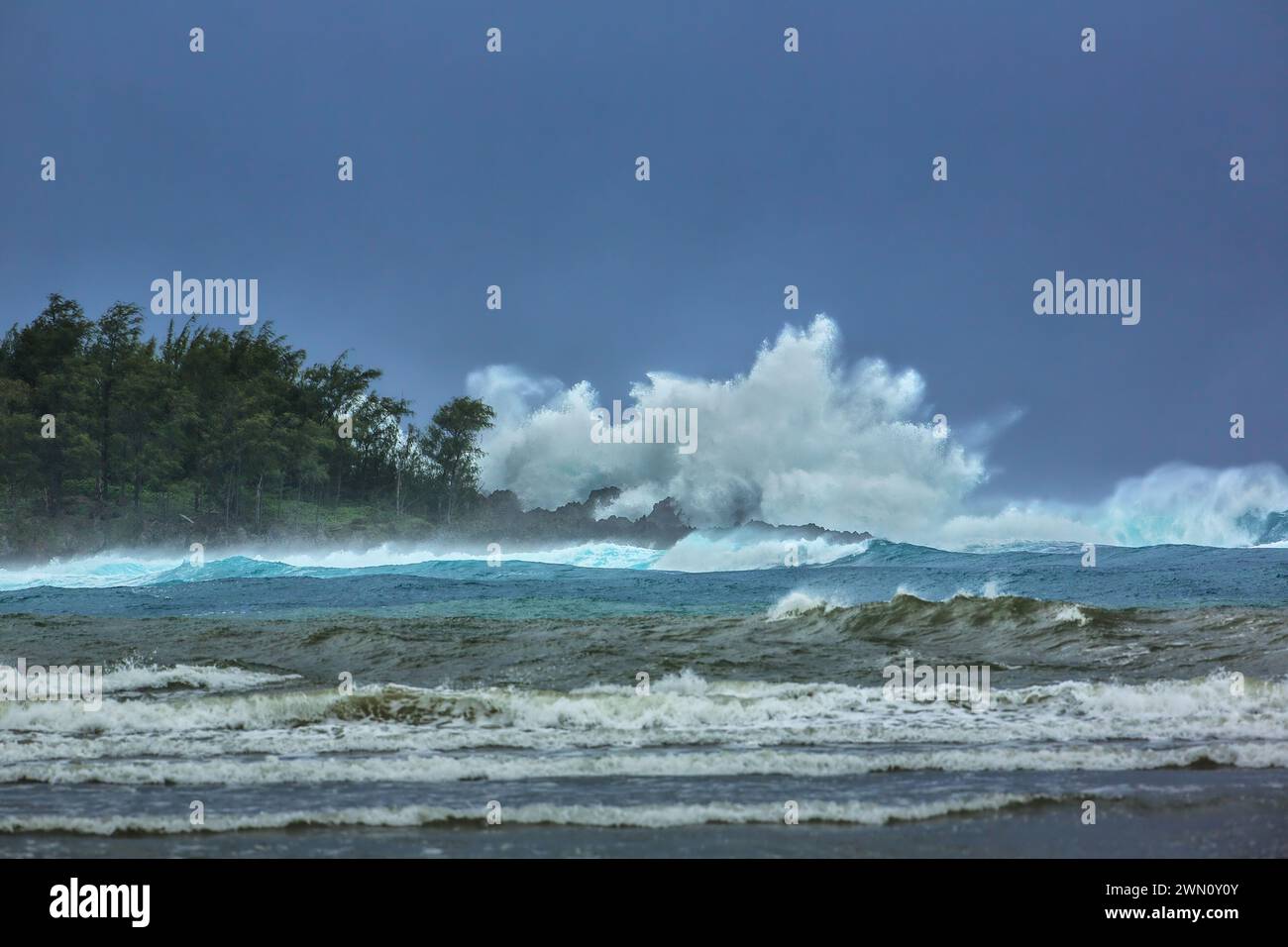 Onde che si infrangono e mari tempestosi ad Anae Island, Guam durante la stagione dei tifoni Foto Stock