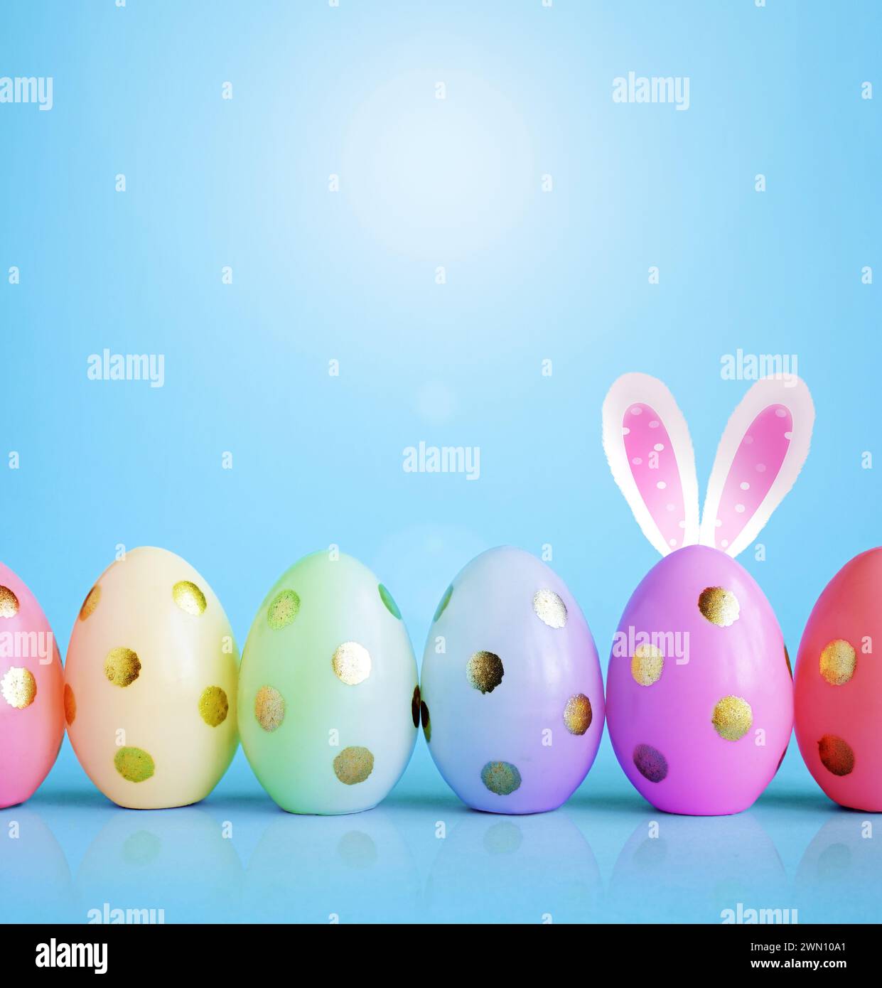 Collezione di uova dai colori eleganti con cerchi dorati per festeggiare la Pasqua su sfondo blu. Concetto di vacanza. Foto Stock