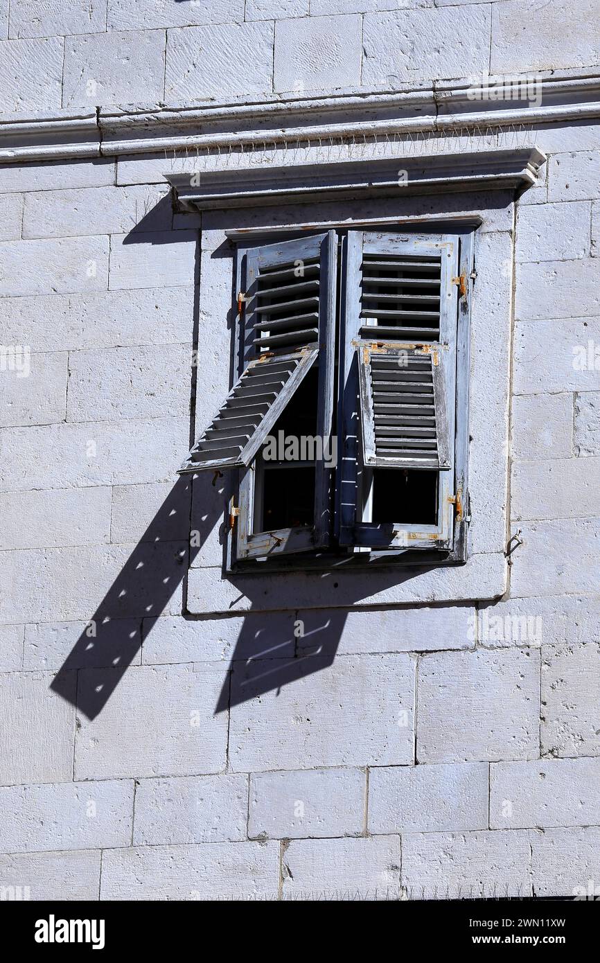 Vista sulla strada dei piani superiori di edifici residenziali medievali in pietra con finestre pittoresche in uno stretto vicolo della città vecchia di Spalato, Croazia. Foto Stock