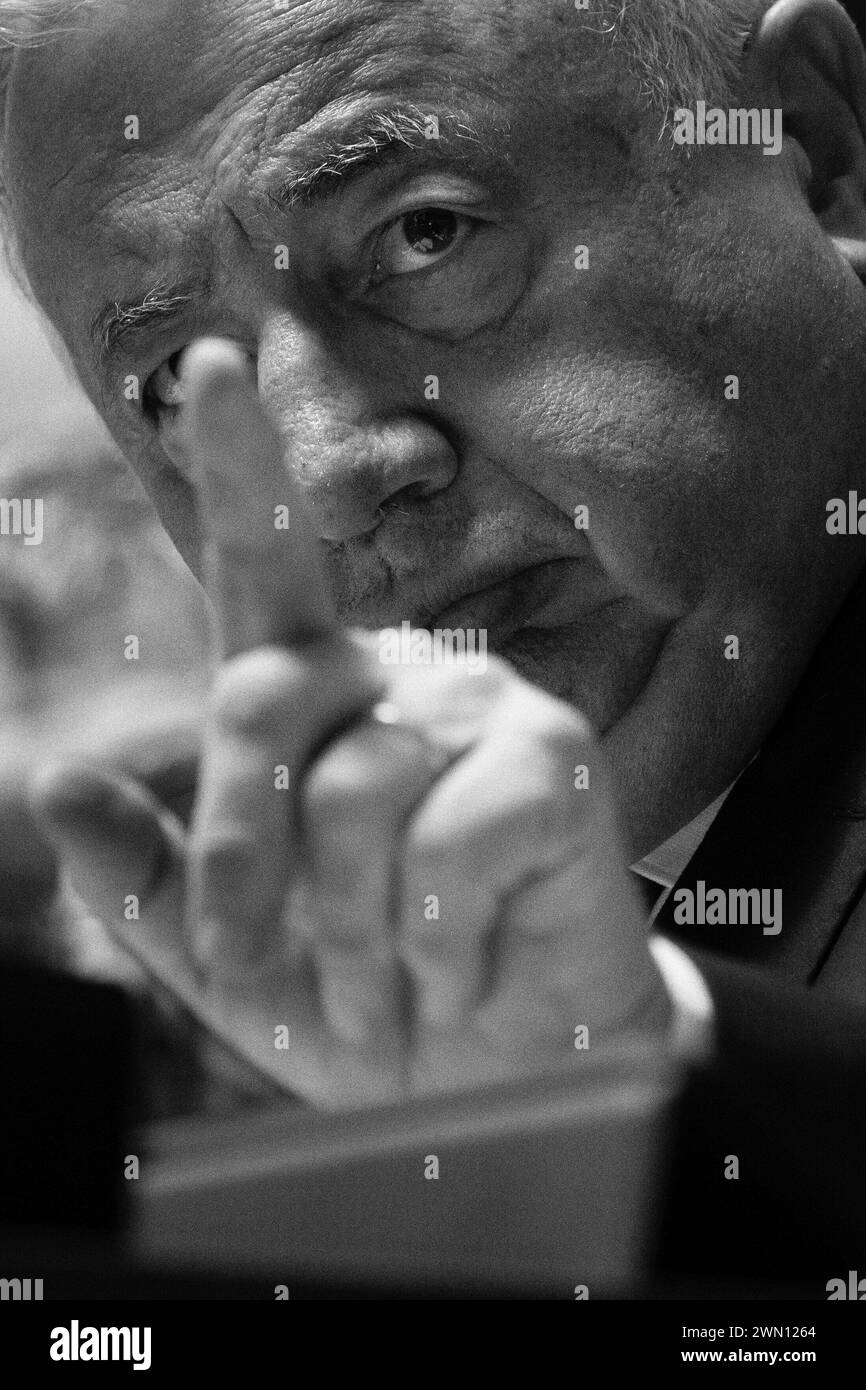 Il presidente del Senato francese Gerard Larcher partecipa a un dibattito per una votazione su un piano del governo per sancire la "libertà" di abortire nella Costituzione francese, al Senato francese di Parigi, il 28 febbraio 2024.foto di Eliot Blondet/ABACAPRESS.COM credito: Abaca Press/Alamy Live News Foto Stock