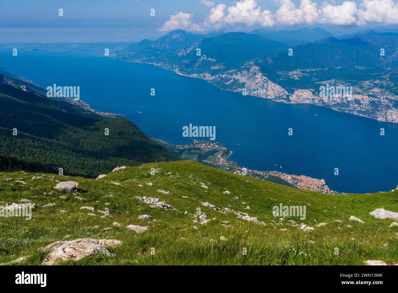 Vista panoramica dal Monte Baldo sul Lago di Garda vicino a Malcesine in Italia. Foto Stock