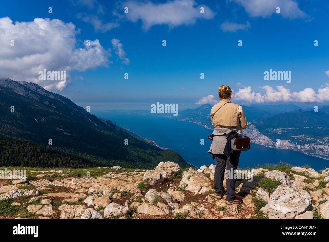 Vista panoramica dal Monte Baldo sul Lago di Garda vicino a Malcesine in Italia. Foto Stock