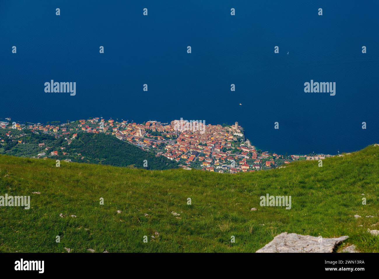 Vista panoramica dal Monte Baldo sul Lago di Garda vicino a Malcesine in Italia. Foto Stock