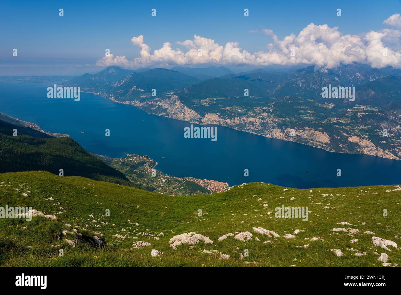 Vista panoramica dal Monte Baldo sul Lago di Garda vicino a Malcesine in Italia. Foto Stock