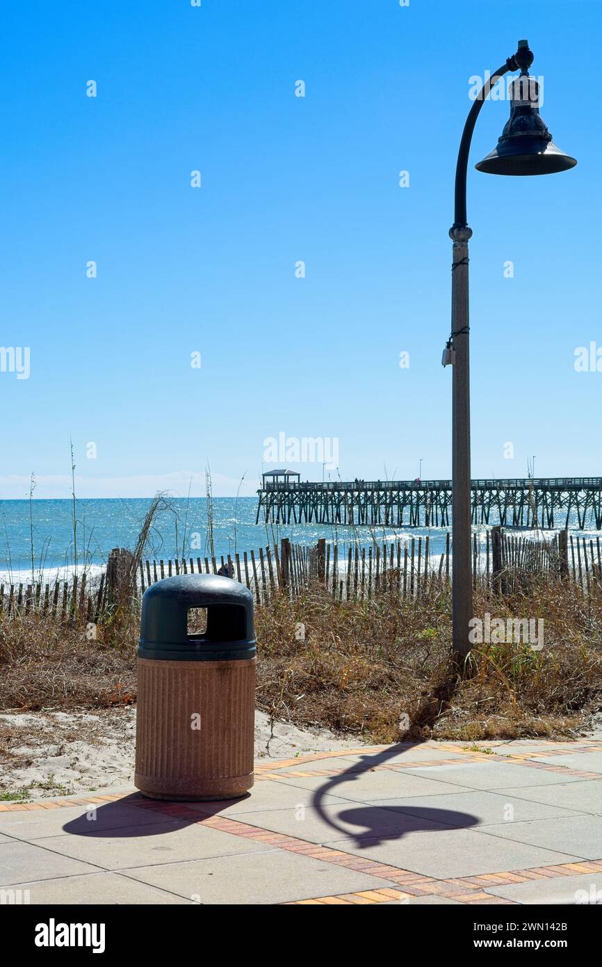 Lampione sulla passeggiata a Myrtle Beach, distante molo sull'Oceano Atlantico Foto Stock