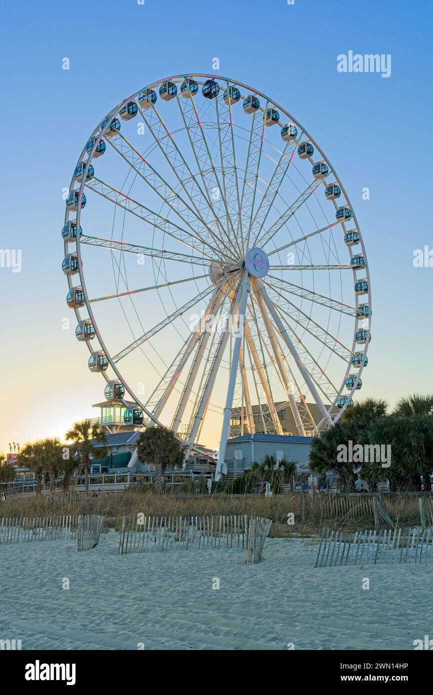 La Sky Wheel si è tramonta contro il tramonto a Myrtle Beach, South Carolina - 21 febbraio 2024 Foto Stock