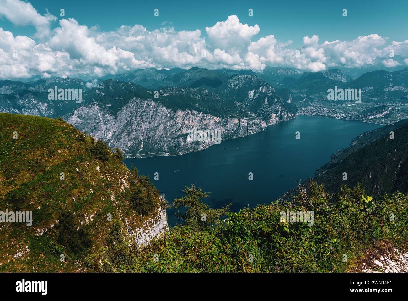 Vista panoramica dal Monte Baldo sul Lago di Garda vicino a Malcesine in Italia. Foto Stock