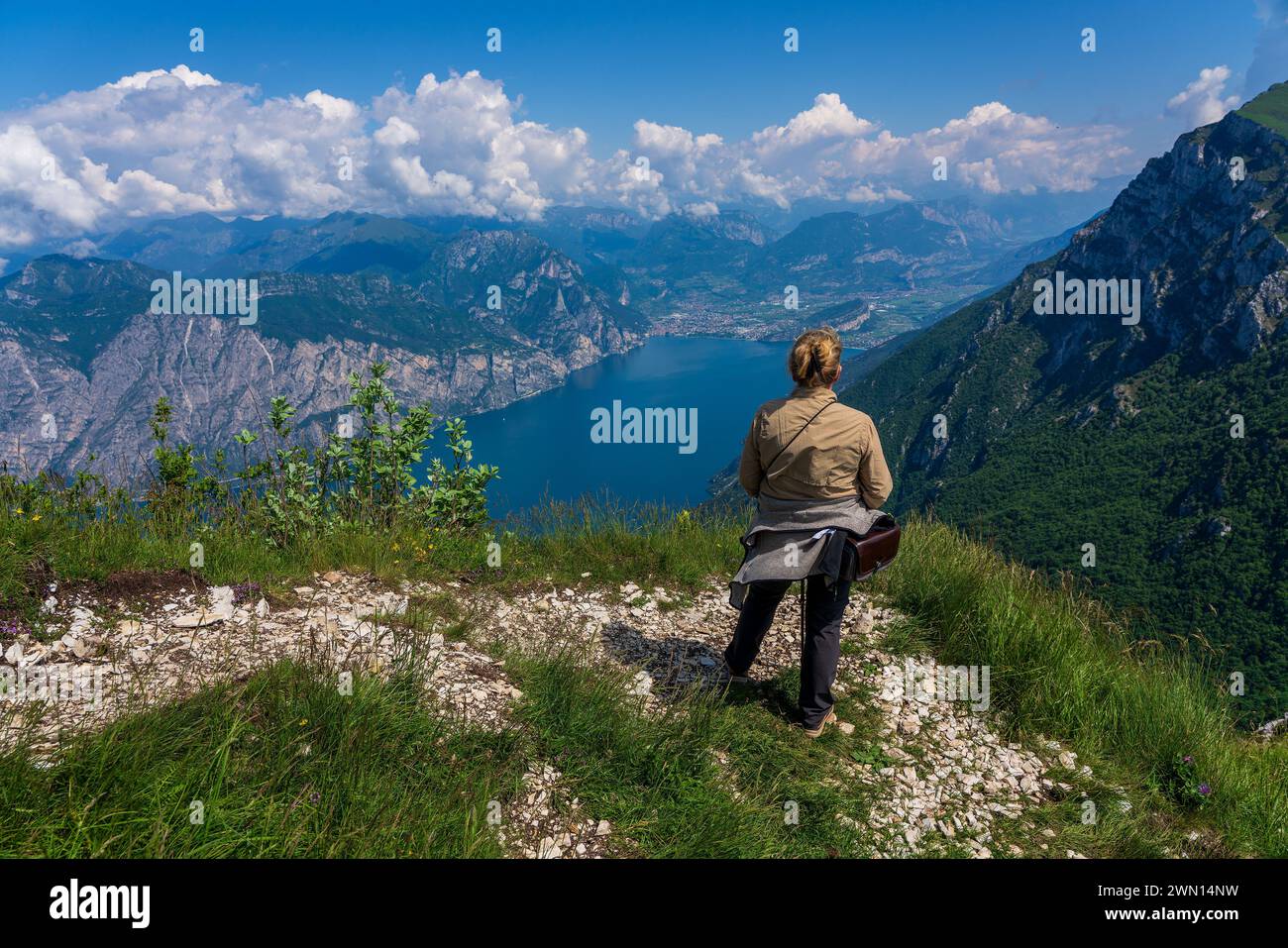 Vista panoramica dal Monte Baldo sul Lago di Garda vicino a Malcesine in Italia. Foto Stock