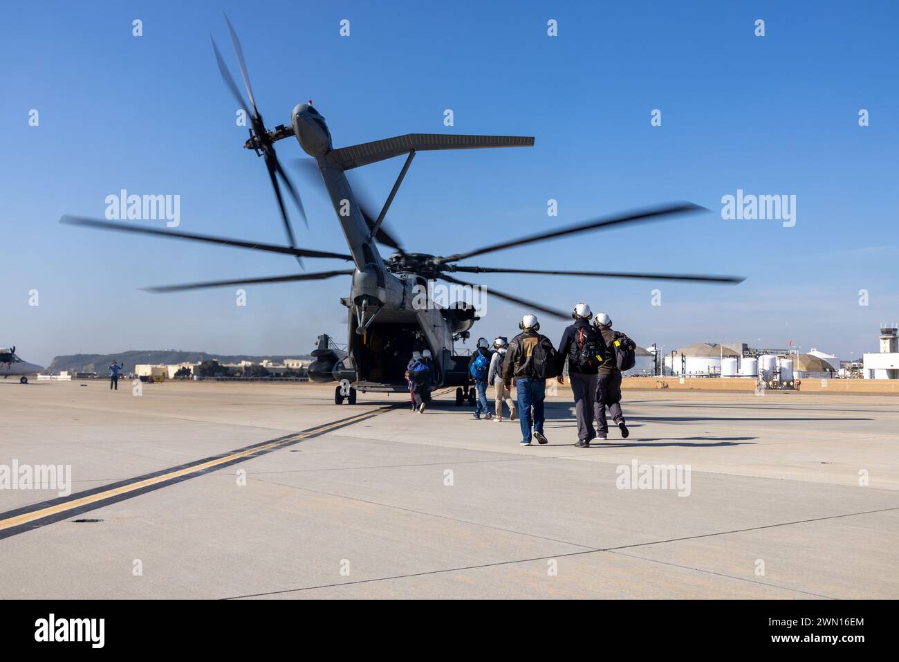 Un CH-53E Super Stallion presso la Naval Air Station North Island, Coronado, California, 13 febbraio 2024. Foto di Nayomi Koepke Foto Stock