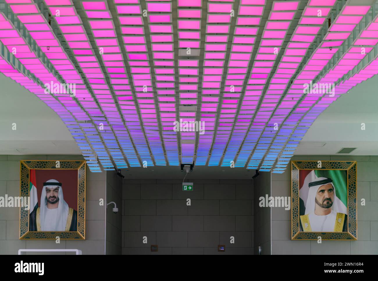 Una foto di ritratti dello sceicco Mohammed bin Rashid al Maktoum e dello sceicco Mohammed bin Zayed al Nahyan all'interno della cornice di Dubai. Foto Stock