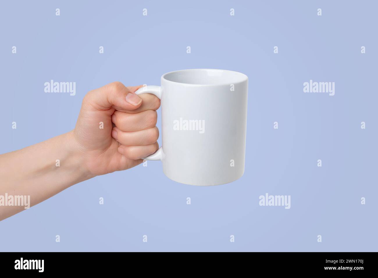 Tazza bianca con superficie per la promozione con logo mockup. Sfondo viola Foto Stock