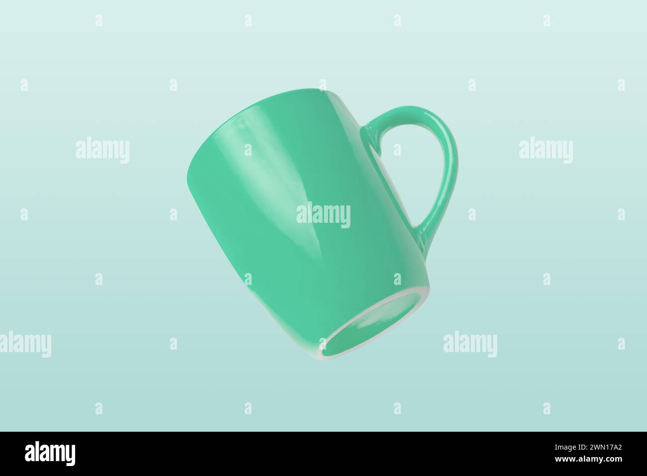 Tazza verde galleggiante con spazio vuoto per la promozione con il logo Foto Stock