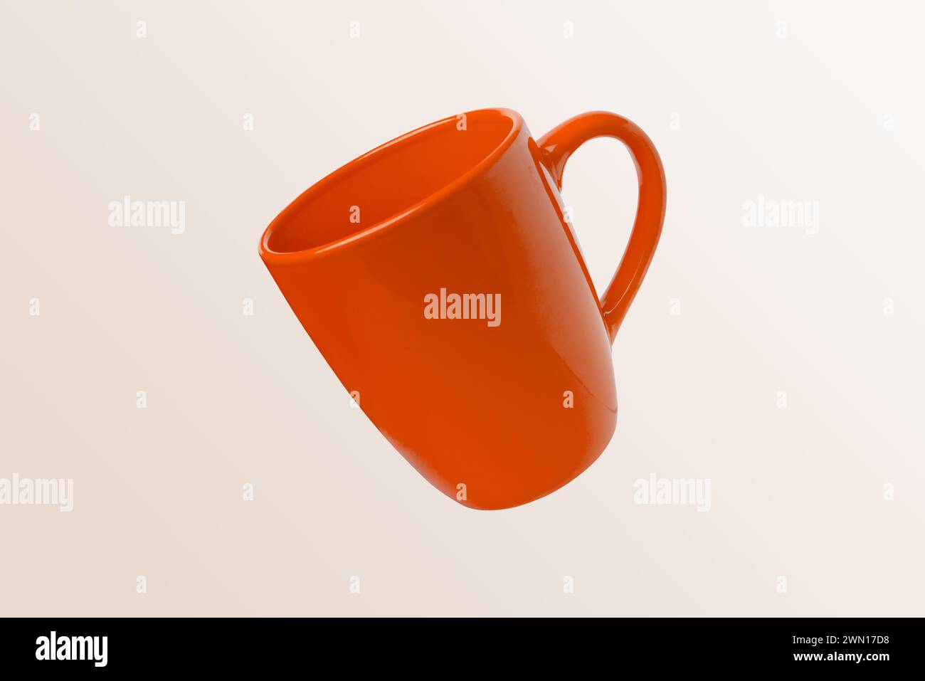 Tazza rossa galleggiante con spazio vuoto per la promozione con il logo Foto Stock