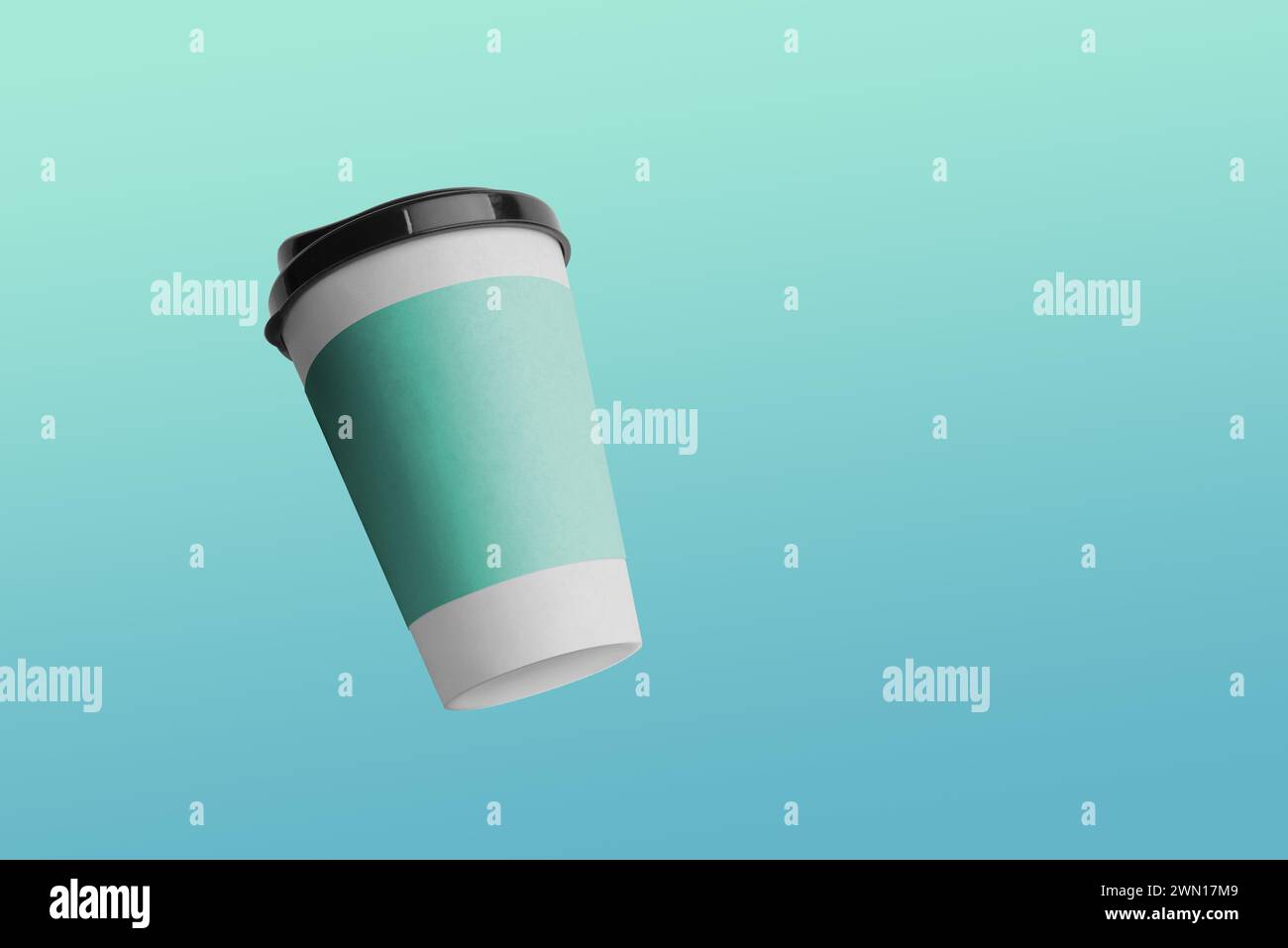 Tazza di caffè in carta con rivestimento verde e sfondo Foto Stock
