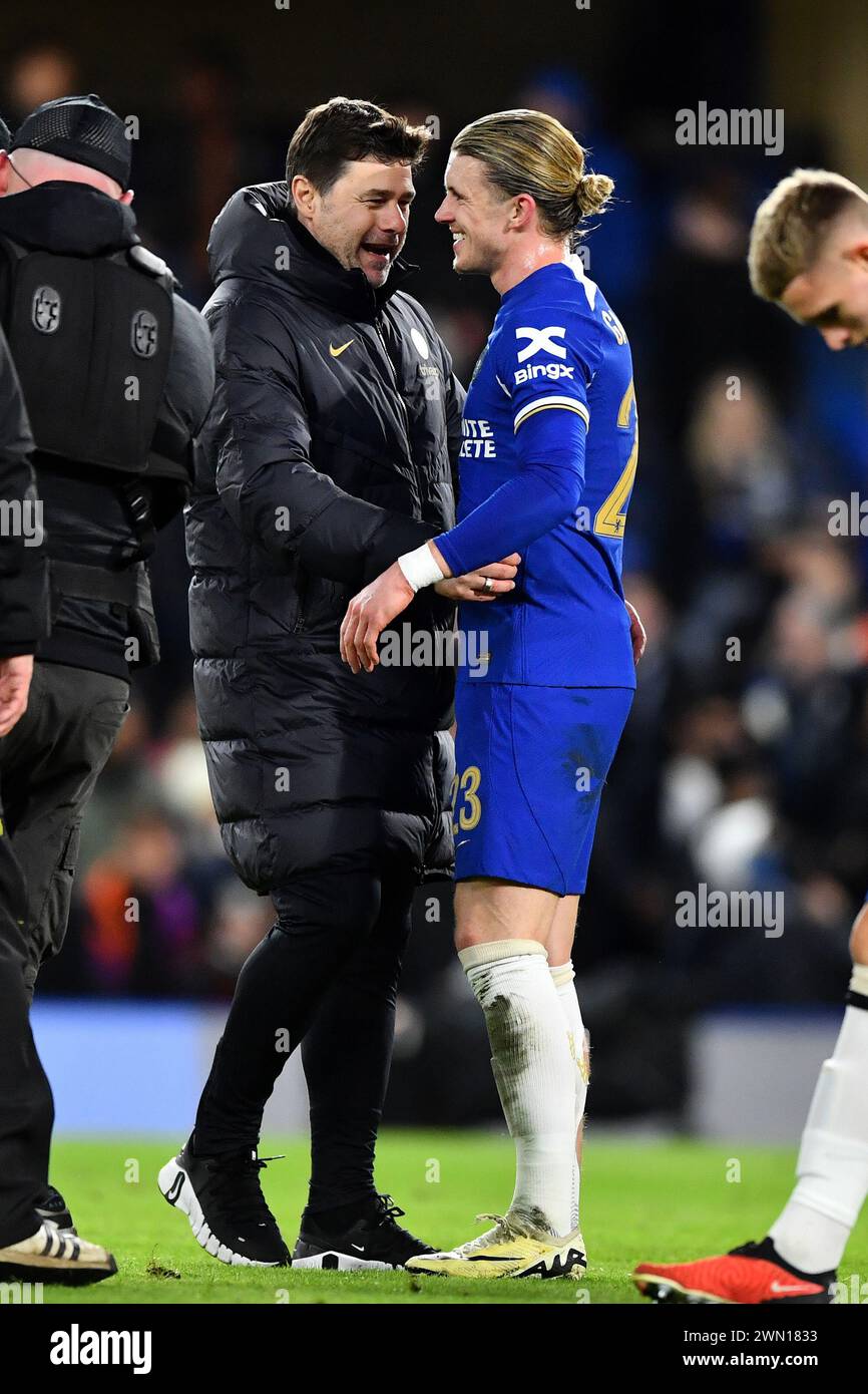 Londra, Regno Unito. 28 febbraio 2024. Il manager del Chelsea Mauricio Pochettino e Conor Gallagher del Chelsea festeggiano a tempo pieno durante la partita del Chelsea FC contro Leeds United FC Emirates fa Cup 5 ° turno allo Stamford Bridge, Londra, Inghilterra, Regno Unito il 28 febbraio 2024 Credit: Every Second Media/Alamy Live News Foto Stock