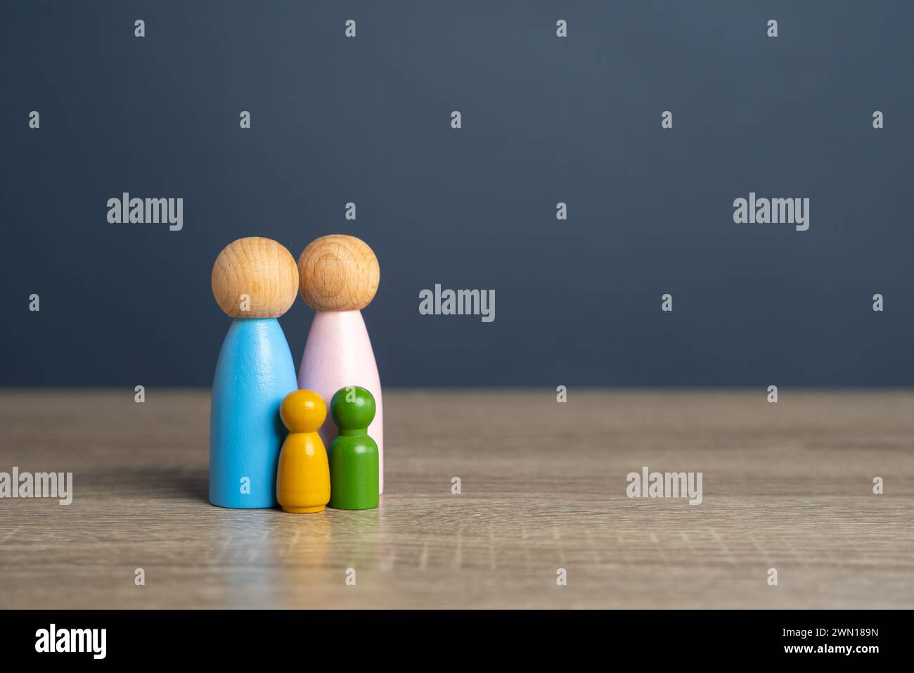 Famiglia con bambini, figure. Padre, madre e due figli. Valori tradizionali. Salute e protezione sociale. Istituto familiare. Foto Stock