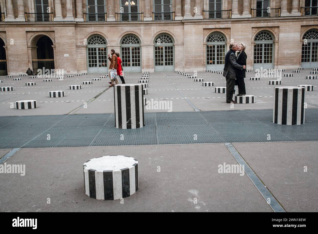 FRANCIA / IIe-de-France/Parigi/ coppie più anziane si baciano nel cortile del Palais Royal. Foto Stock