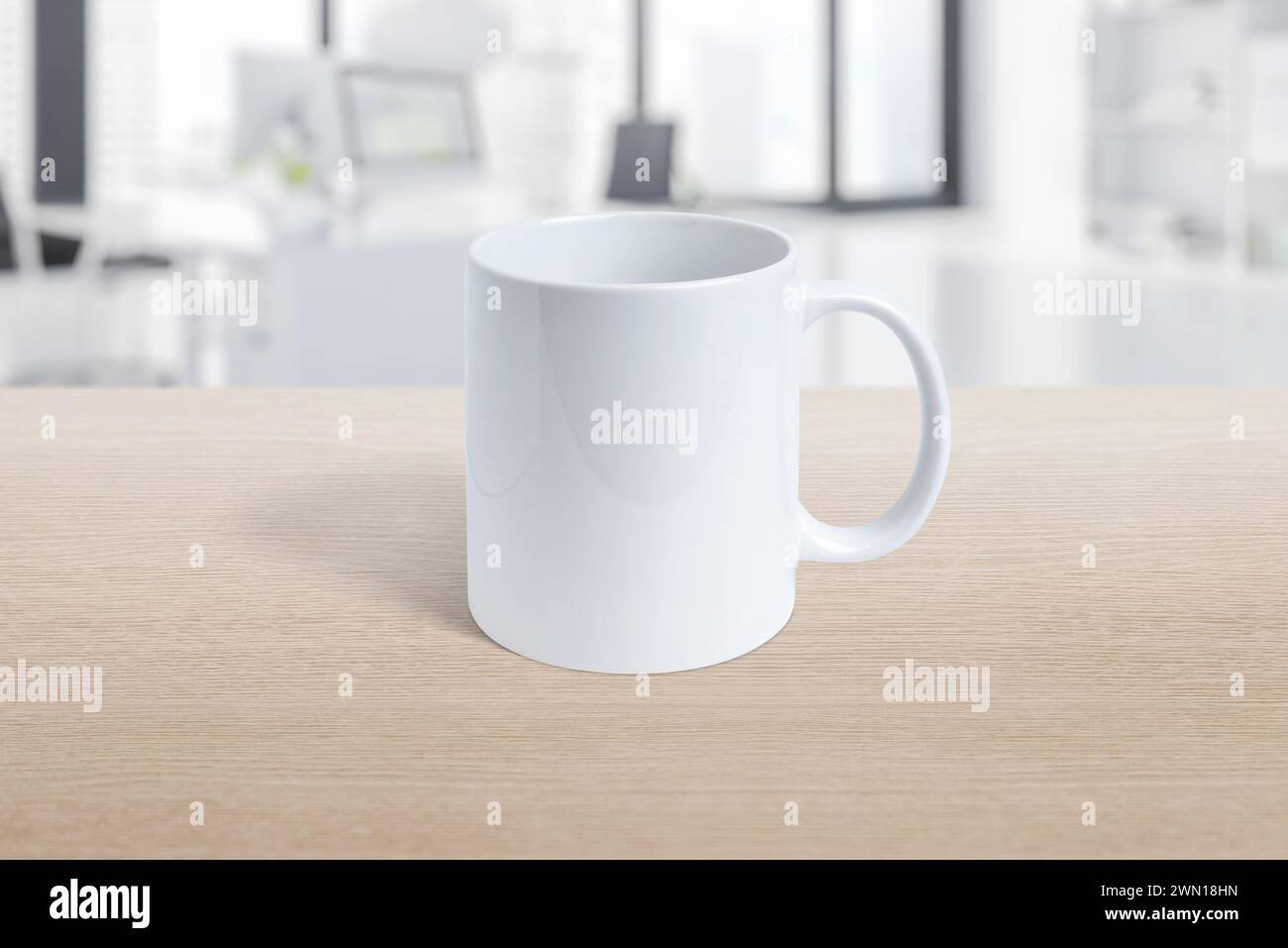 Tazza bianca sulla scrivania dell'ufficio con copertura pulita per il branding del logo e la promozione Foto Stock