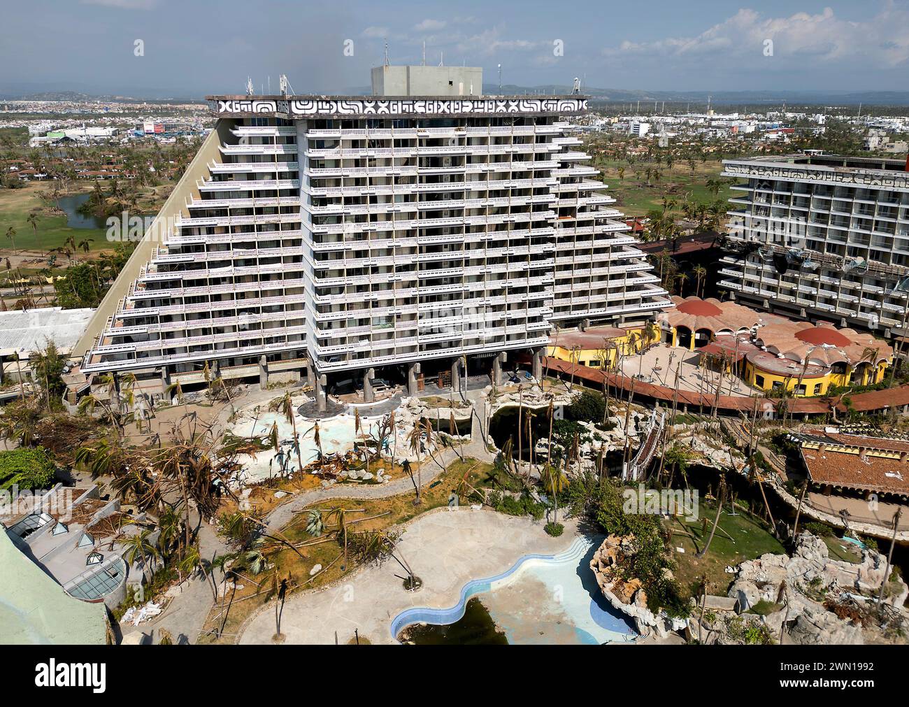 Princess Hotel Acapulco, Messico, un mese dopo essere stato gravemente danneggiato dall'uragano Otis nell'ottobre 2023 Foto Stock