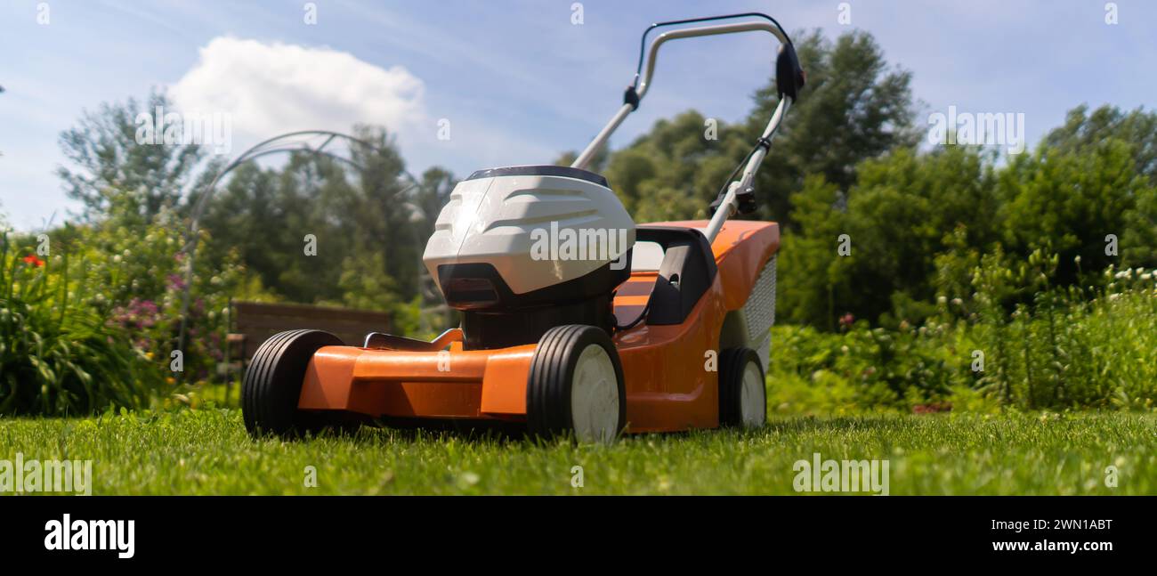 Un rasaerba al prato, nel prato del cortile. Foto Stock