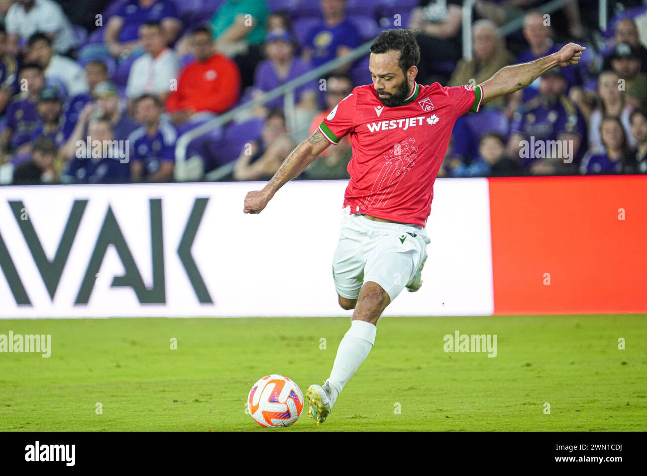 Orlando, Florida, USA, Calvary FC, il centrocampista del Calvary FC Sergio Camargo n. 10 tenta di segnare durante la partita all'Inter&Co Stadium nella CONCACAF Champions Cup. (Foto: Marty Jean-Louis/Alamy Live News Foto Stock