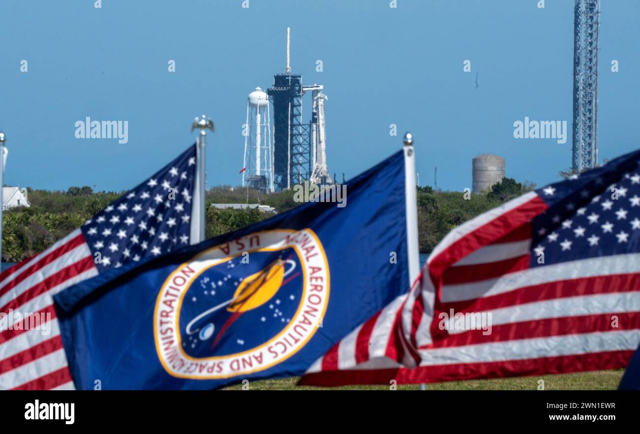 Kennedy Space Center, Stati Uniti. 28 febbraio 2024. Le bandiere americane volano mentre la navicella Crew Dragon siede sulla cima di un razzo Falcon 9 SpaceX sul complesso di lancio 39A al Kennedy Space Center mentre la NASA rilancia la missione Crew-8 alla ISS mercoledì 28 febbraio 2024. Un equipaggio di quattro persone del comandante Matthew Dominick, del pilota Michael Barratt, di Jeanette Epps e di Alexander Grebenkin di Roscosmos dovrebbe decollare alle 00:04 del 1° marzo. Foto di Pat Benic/UPI credito: UPI/Alamy Live News Foto Stock