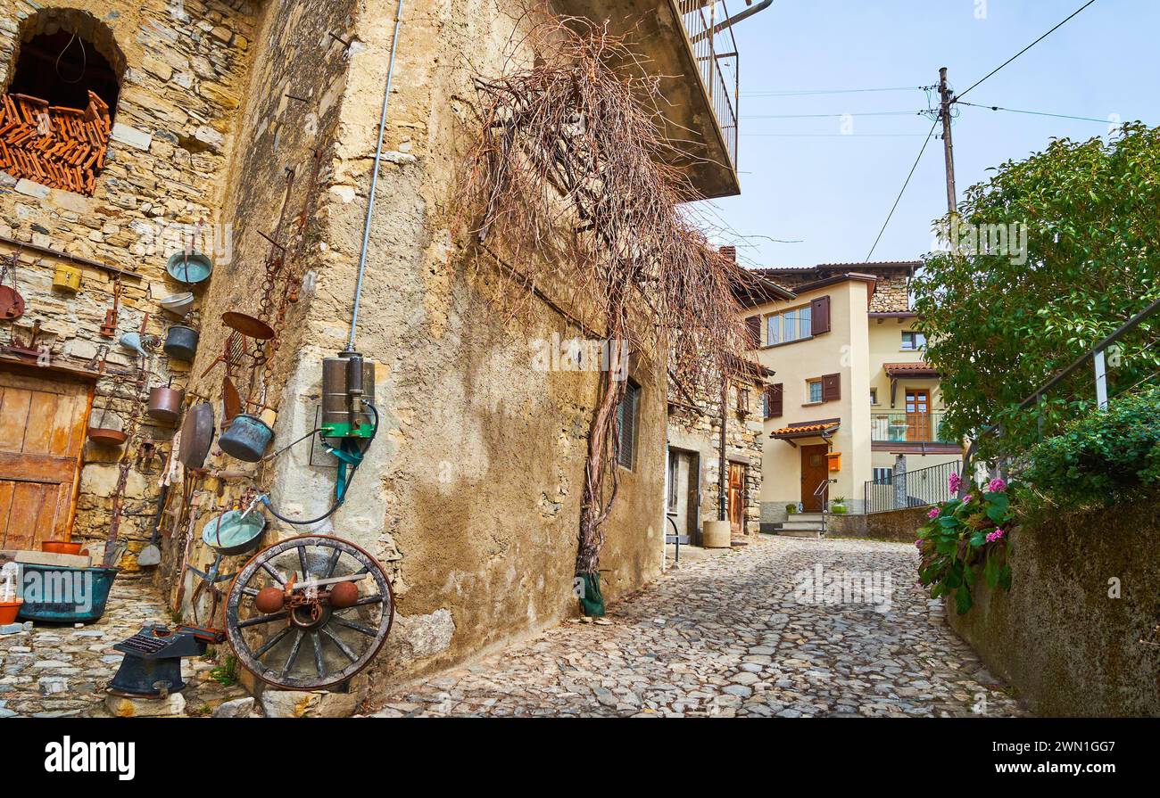 Goditi la passeggiata nel piccolo villaggio di Bre, con stradine strette di pietra e piccole case, in Svizzera Foto Stock