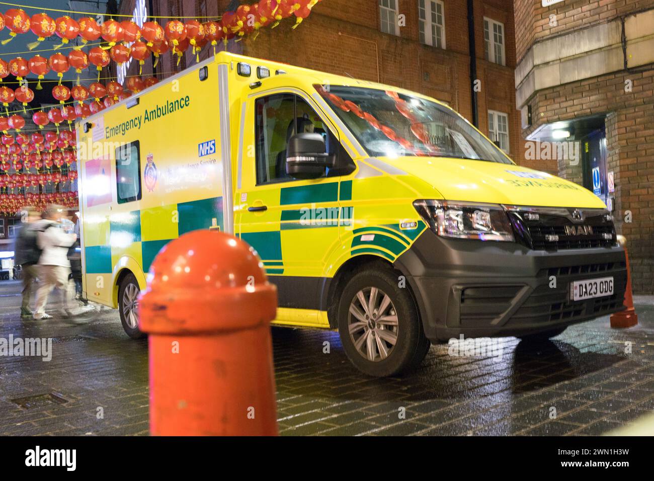 Londra Regno Unito, 28 febbraio 2024. London Emergency Ambulance ha assistito a un sinistro di notte vicino a Lisle Street a Londra West End, Inghilterra Regno Unito credito: Glosszoom/Alamy Live News Foto Stock