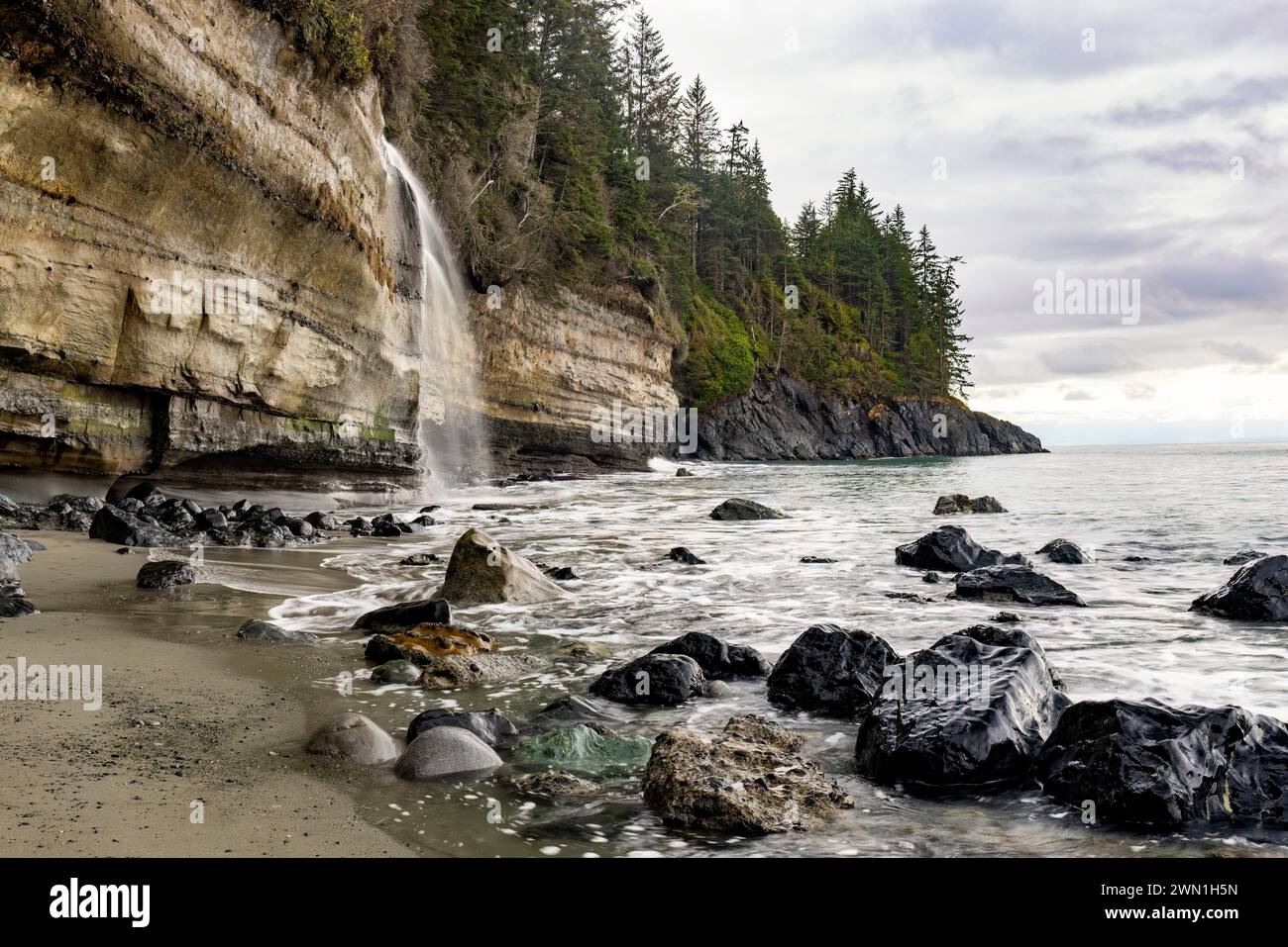 Cascata su Mystic Beach - vicino a Sooke, Isola di Vancouver, Columbia Britannica, Canada Foto Stock
