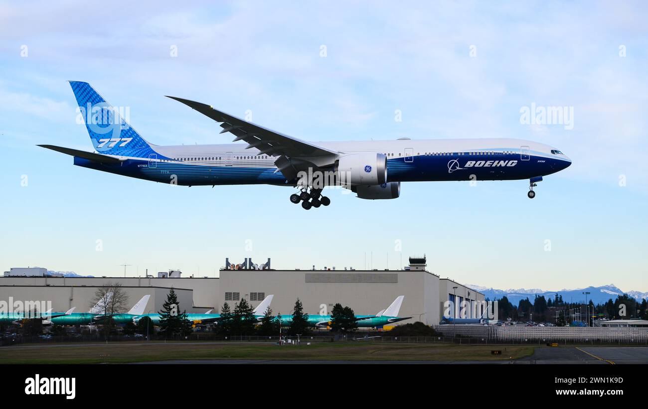 Everett, WA, USA - 16 febbraio 2024; Boeing 777-9 prototipo di velivolo 777X atterrando presso lo stabilimento Boeing Everett Foto Stock