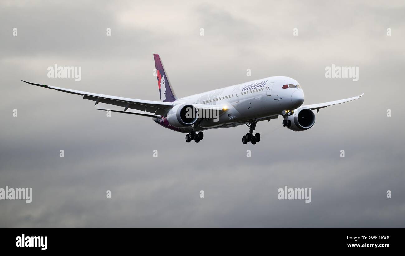 Everett, WA, USA - 21 febbraio 2024; Boeing 787 Dreamliner Hawaiian Airlines atterra contro il cielo tempestoso Foto Stock