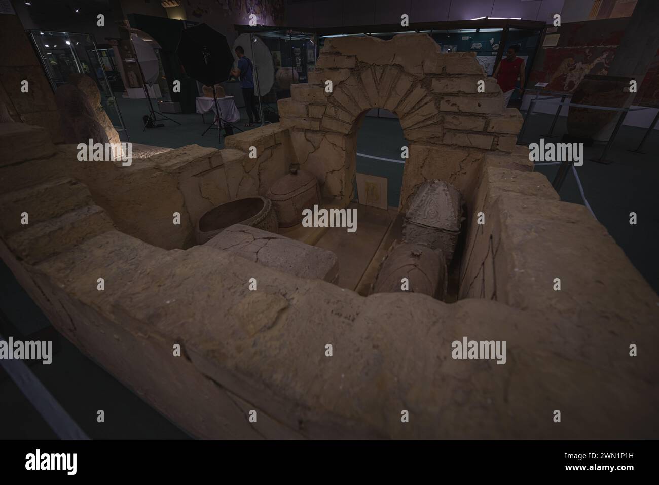 Tashkent, Uzbekistan - 23 giugno 2023: Antiche statue all'interno del museo di storia dell'Uzbekistan Foto Stock